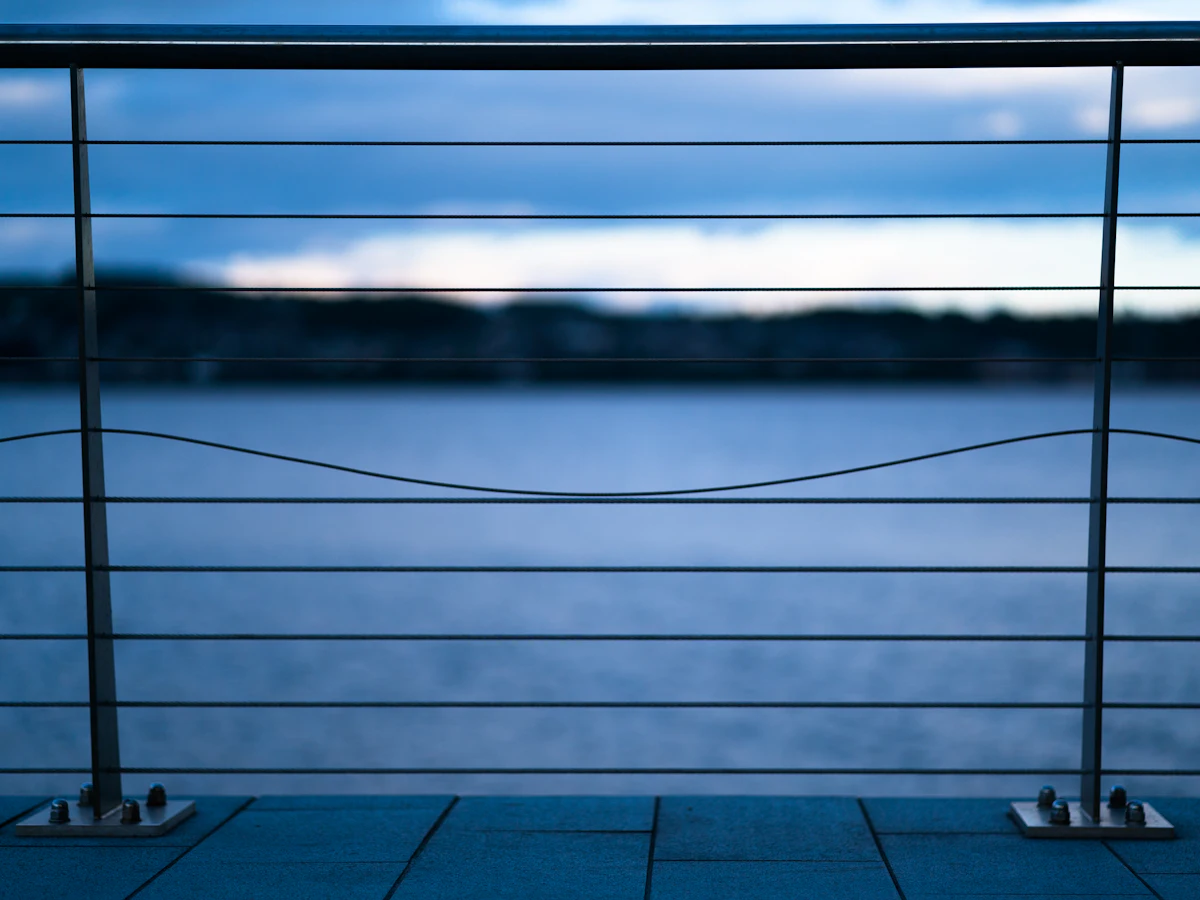 Horizontal cable railing with an open view