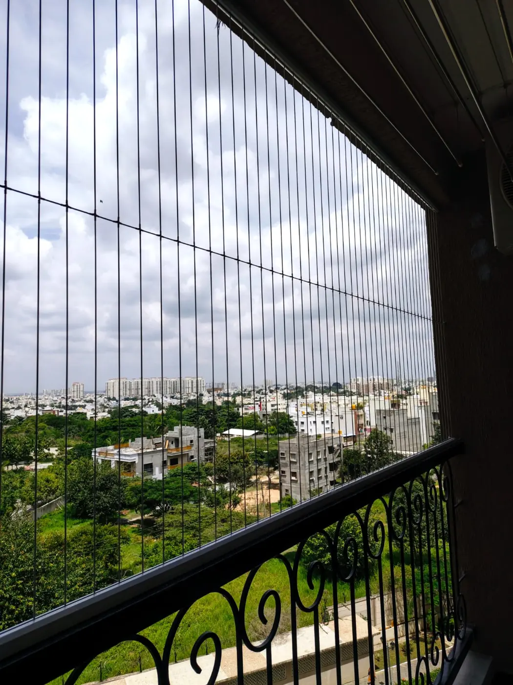 Invisible grill keeping the city view open from a balcony